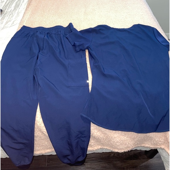 SCRUBS SET OF 4!! - Picture 5 of 14